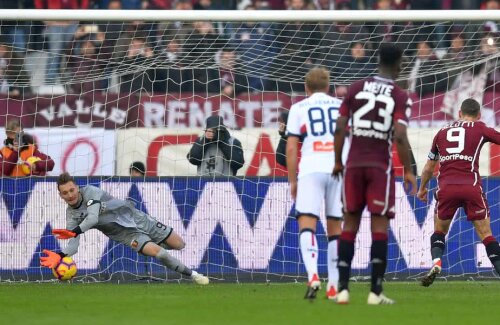 Ionuț Radu se aruncă pe minge, dar nu poate apăra tare penaltyul bătut de Belotti // FOTO: Guliver/Getty Images