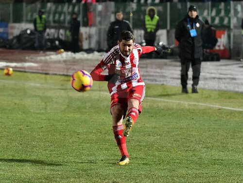 Florin Ștefan în momentul unei centrări în partida cu FCSB