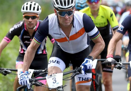 Lance Armstrong, în alb, este banat pe viață din orice competiție de ciclism profesionistă, foto: Guliver/gettyimages