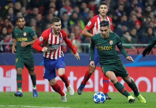 Lucas Hernandez (stânga) în duel cu Radamel Falcao FOTO: Reuters