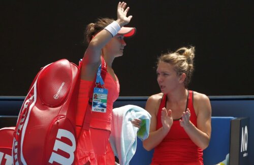 Simona Halep (dreapta) și Lauren Davis după meciul epic de la Melbourne 2018 FOTO Reuters