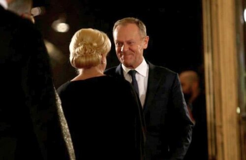 Donald Tusk o salută pe Viorica Dăncilă. Sursa foto: libertatea