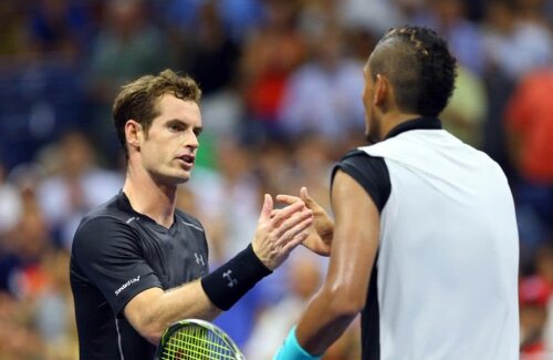 Andy Murray și Nick Kyrgios la finalul unui meci dând mâna