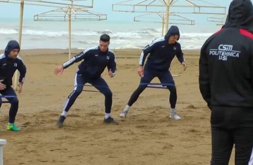 Jucătorii lui CSM Poli Iași, la pregătire pe plajă