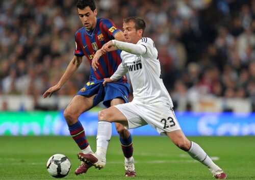 Van der Vaart în duel cu Sergio Busquets FOTO: Guliver/GettyImages