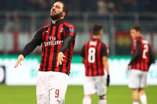 Gonzalo Higuain, îmbrățișat de coechipieri, foto: Guliver/gettyimages