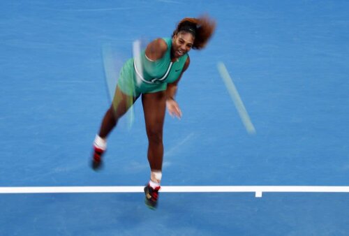 Serena Williams servește cu 180 de kilometri pe oră în meciul cu Simona Halep // Foto: Reuters
