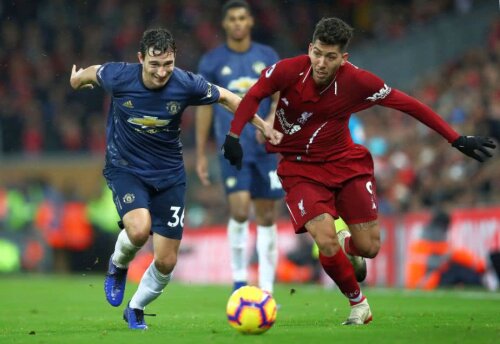 Darmian, stânga imaginii, în duel cu Firmino FOTO: Guliver/GettyImages