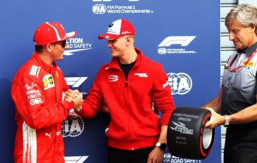 Mick Schumacher (centru), alături de Kimi Raikkonen, pilot Ferrari în Formula 1