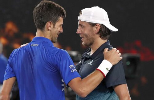 Novak Djokovic, în stânga, și Lucas Pouille, în dreapta // FOTO: Reuters