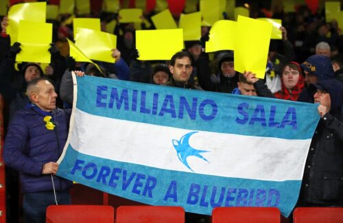 Fanii lui Cardiff i-au dedicat lui Emiliano Sala o scenografie la începutul meciului Arsenal - Cardiff // FOTO: Guliver/Getty Images