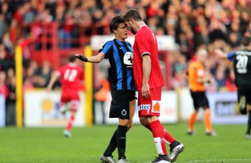 Athanasios Papazoglou și faza pentru care a fost eliminat în meciul Kortrijk - FC Bruges 1-4 din 2015 // FOTO: Isosport