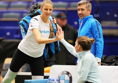 Karolina Pliskova și Simona Halep s-au salutat cu zâmbetul pe buze în sala din Ostrava, FOTO Pavel Lebeda