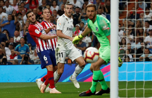 Gareth Bale în duel cu fundașii lui Atletico Foto: Reuters