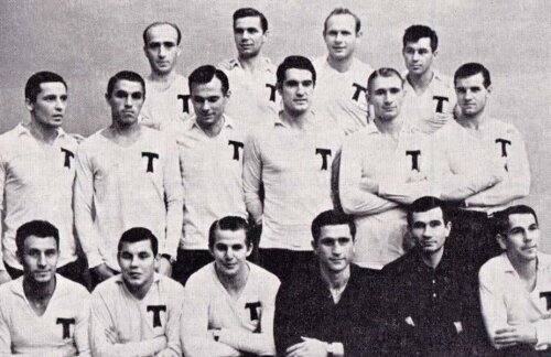 Torpedo Moscova, echipa din 1965. Eduard Streltsov este pe ultimul rând de sus, al doilea din dreapta.