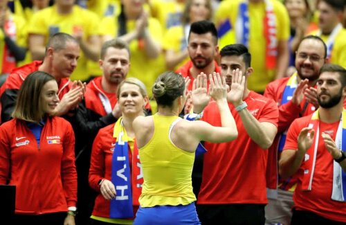 Simona Halep, celebrând victoria cu Siniakov alături de apropiații săi