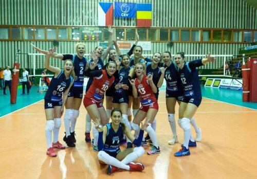 Fetele de la Știința Bacău bucurându-se după meciul din CEV Cup