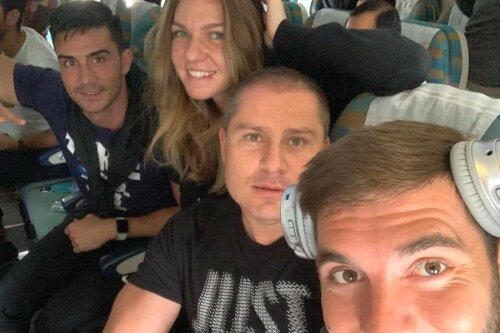 Simona Halep, în zborul către Dubai, alături de staff-ul ei // Sursă foto: Instagram Simona Halep