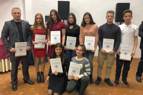 Alături de o parte dintre elevii săi de la LPS și CSM Craiova, Mihai Voinea (stânga) a fost premiat în decembrie la Gala Sportului Școlar Doljean