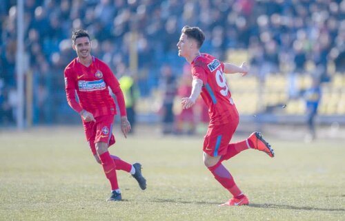 Adrian Stoian, stânga imaginii, sărbătorind golul marcat de Dennis Man contra Dunării Călărași FOTO: Raed Krishan