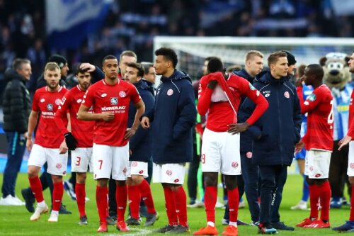 Alexandru Maxim, în stânga, și colegii lui de la Mainz, deznădăjduiți după înfrângerea cu Hertha Berlin // foto: Guliver/Getty Images