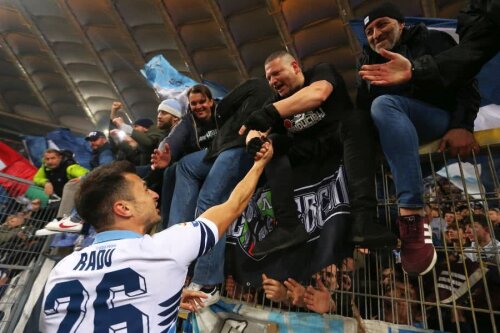 Ștefan Radu, celebrând victoria contra marii rivale alături de nucleur dur al galeriei lui Lazio // FOTO: Guliver/Getty Images