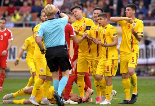 Răzvan Marin, alături de colegii din națională, în România - Serbia 0-0 FOTO: Cristi Preda