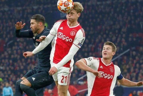 Frenkie de Jong în duel cu Sergio Ramos // FOTO: Reuters