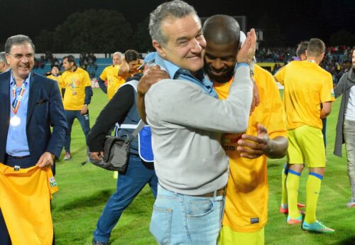 Gigi Becali, îmbrățisându-l pe Breeveld, la titlul câștigat de FCSB în 2015. Antrenor era Costel Gâlcă, iar Dică în staff