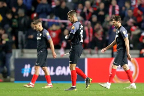 Jucătorii celor de la FC Sevilla, cu capul plecat după eliminarea din Europa League // FOTO: Reuters