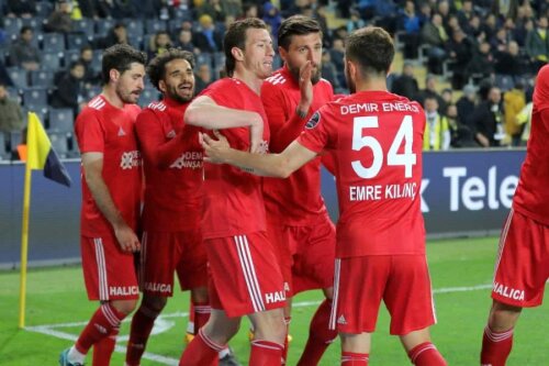 Paul Papp celebrează alături de colegi golul prin care Sivasspor a deschis scorul. Avantajul echipei sale avea să fie ulterior remontat // FOTO: Twitter Sivasspor