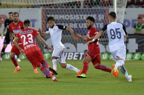 Duelul Lllullaku - Benzar, din prima etapă a campionatului regulat, a fost câștigat clar de albanez, care a marcat golul cu care Astra a câștigat FOTO Cristi Preda