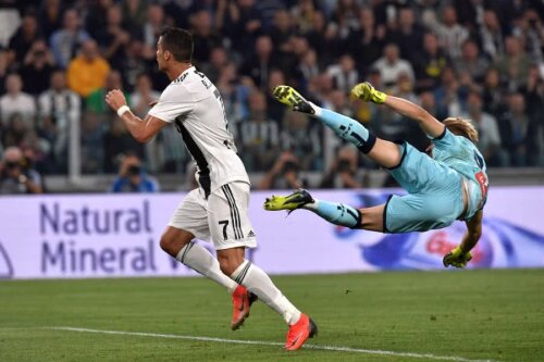 Cristiano Ronaldo în duel cu Ionuț Radu FOTO: Guliver/GettyImages