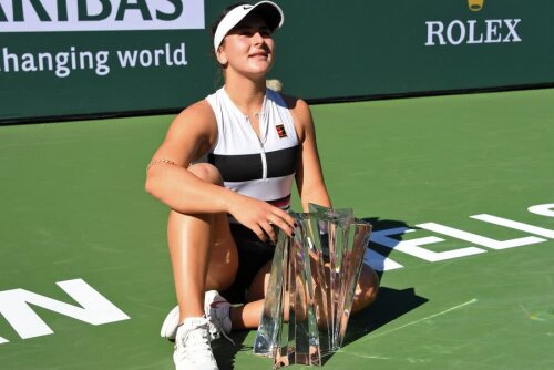Bianca Andreescu a pozat cu trofeul de la Indian Wells // FOTO: Reuters