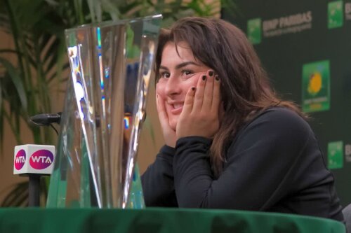 Bianca Andreescu, 18 ani, privind la primul trofeu al carierei FOTO Hepta