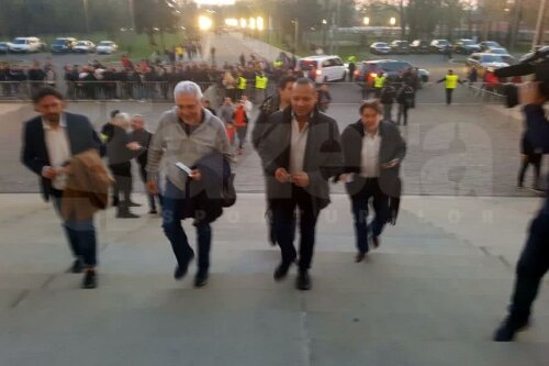 Pini Zahavi și Neymar Sr în momentul în care au ajuns la stadion împreună cu Giovanni Becali