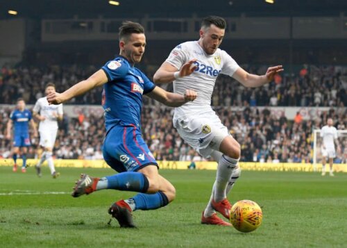 Pawel Olkowski (Bolton) intră prin alunecare asupra lui Jack Harrison (Leeds United) FOTO: Guliver/GettyImages