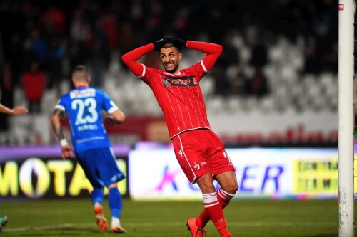 Dinamo - FC Botoșani s-a terminat 1-2. Un Mattia Montini deznădăjduit își pune mâinile în cap după o ratare. Visul de play-off al roș-albilor se vedea spulberat pentru al doilea an consecutiv // FOTO: GSP