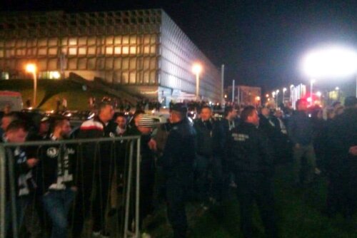 Tumultul a cuprins zonele din preajma stadionului, suporterii cerând demisia lui Bogdan Lobonț // FOTO: Raymond Fustos
