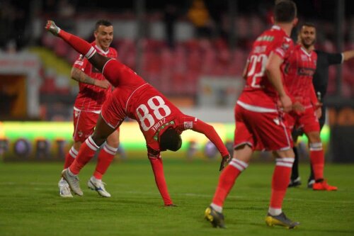 Simon Zenke a celebrat golul marcat împotriva Chiajnei cu o săritură acrobatică