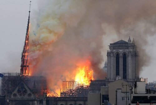 Catedrala Notre-Dame, în timpul incendiului devastator