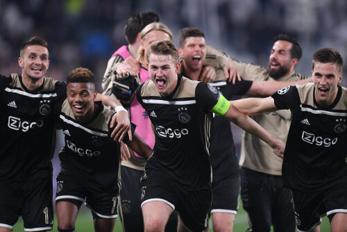 Eroii de la Ajax, cu căpitanul De Ligt în centru, sărbătoresc în fața fanilor victoria de la Torino