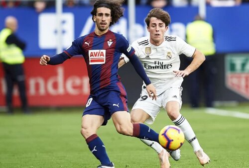 Marc Cucurella, în roș-albastru // FOTO: Guliver/GettyImages