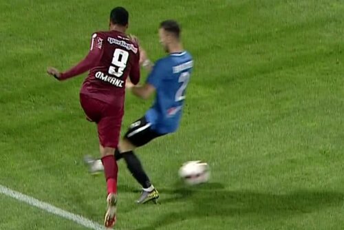 Duelul dintre Omrani și Virgil Ghiță în urma căruia s-a dictat penalty în meciul Viitorul - CFR Cluj 1-3 // FOTO: Captură TV Telekom Sport