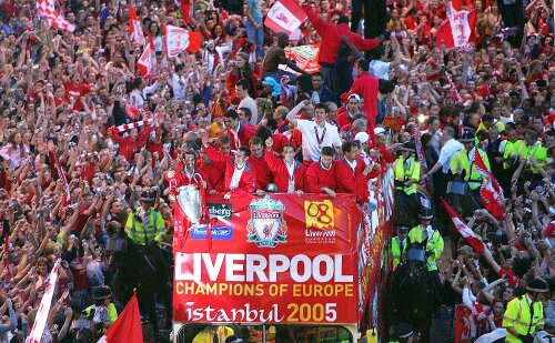 Liverpool cu trofeul Ligii, după celebra finală întoarsă împotriva lui Milan, foto: Guliver/gettyimages