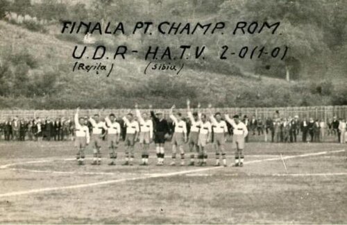 Echipa de fotbal a Societății de Gimnastică Sibiu la finala cu U.D. Reșița din 1931 // Foto: razvanpop.ro