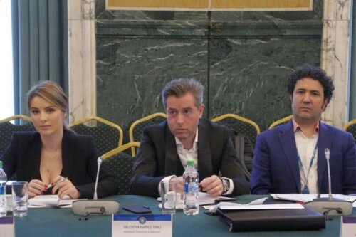 Marius Valentin Dinu, în centru, la ultima întrunire a comisiei prezitate de Gică Popescu