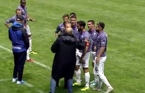 După penalty, Valeriu Răchită și-a chemat jucătorii la marginea terenului