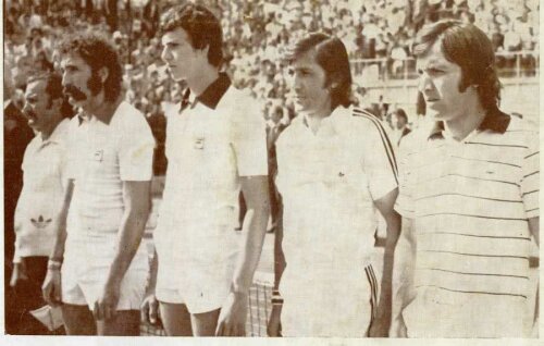 Costică Năstase, căpitan nejucător, alături de Ion Țiriac și de Ilie Năstase (al doilea din dreapta) la meciul câștigat cu Cehoslovacia, în 1977