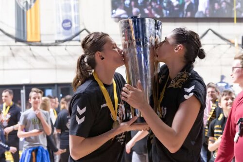 Gabi Perianu (stânga) și Denisa Dedu sărută cu patimă trofeul pentru care au muncit atât de mult în acest sezon FOTO Dan Potor (Siofok)